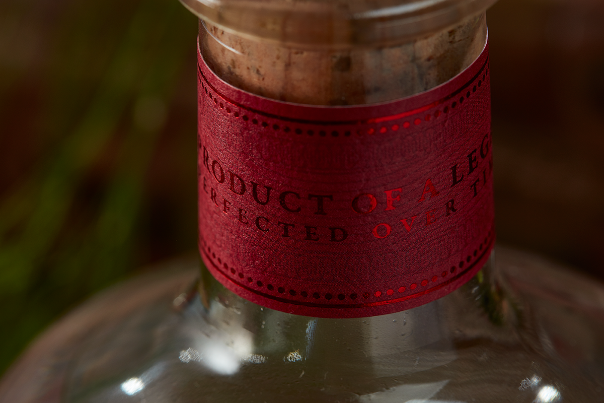 Mor松子酒品牌包裝設(shè)計欣賞，松子酒品牌，酒品牌包裝設(shè)計，酒品牌vi設(shè)計，酒品牌視覺識別設(shè)計，深圳vi設(shè)計，深圳包裝設(shè)計，深圳品牌視覺識別設(shè)計，左右格局