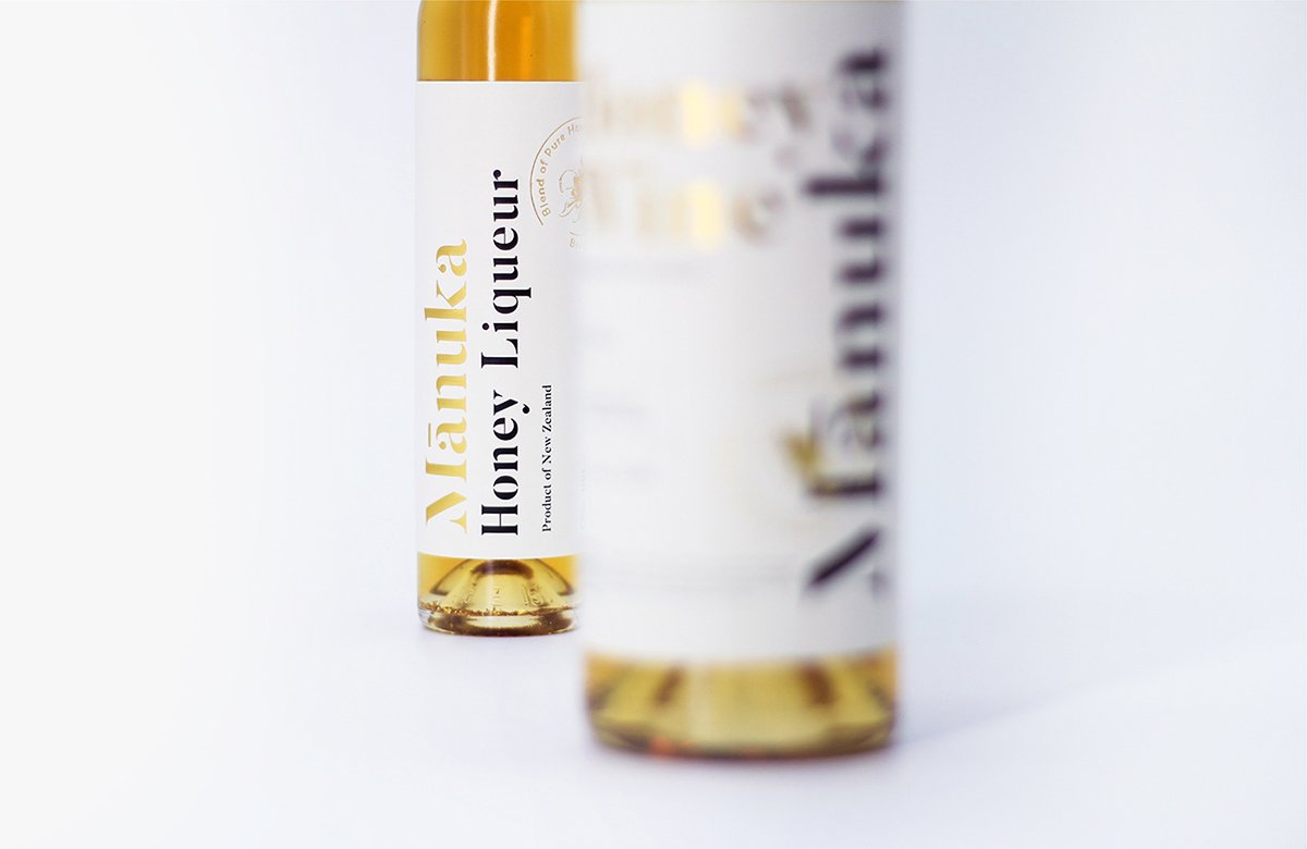 MānukaHoney蜂蜜風(fēng)味葡萄酒品牌包裝設(shè)計欣賞，葡萄酒品牌，酒品牌設(shè)計，酒品牌策劃，酒品牌全案策劃，酒品牌形象塑造，深圳品牌設(shè)計，深圳品牌策劃，深圳品牌全案策劃，深圳品牌形象塑造，左右格局
