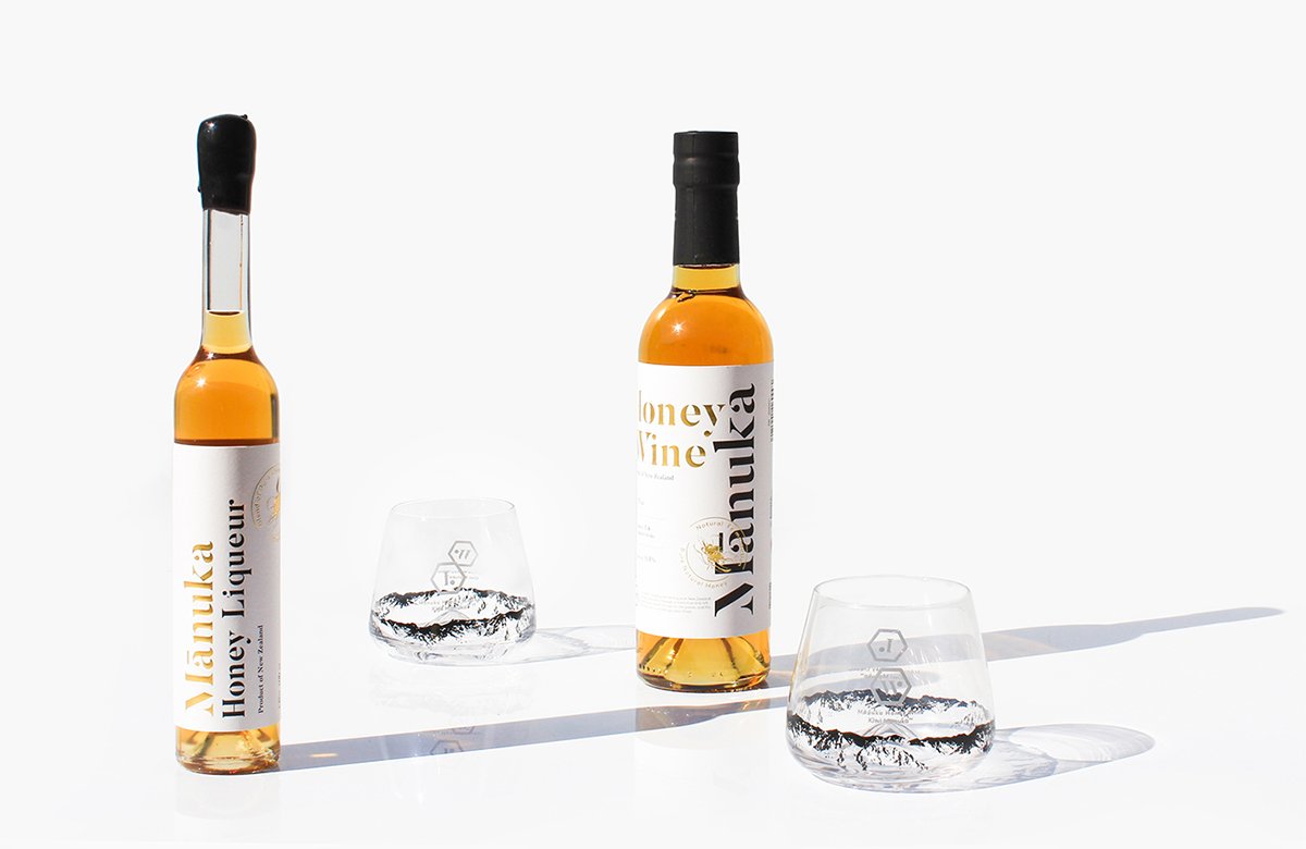 MānukaHoney蜂蜜風(fēng)味葡萄酒品牌包裝設(shè)計欣賞，葡萄酒品牌，酒品牌設(shè)計，酒品牌策劃，酒品牌全案策劃，酒品牌形象塑造，深圳品牌設(shè)計，深圳品牌策劃，深圳品牌全案策劃，深圳品牌形象塑造，左右格局    