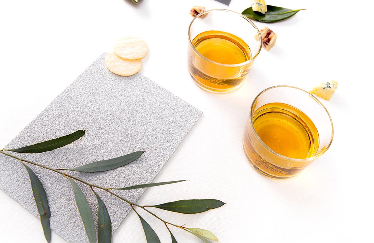 MānukaHoney蜂蜜風(fēng)味葡萄酒品牌包裝設(shè)計欣賞，葡萄酒品牌，酒品牌設(shè)計，酒品牌策劃，酒品牌全案策劃，酒品牌形象塑造，深圳品牌設(shè)計，深圳品牌策劃，深圳品牌全案策劃，深圳品牌形象塑造，左右格局    