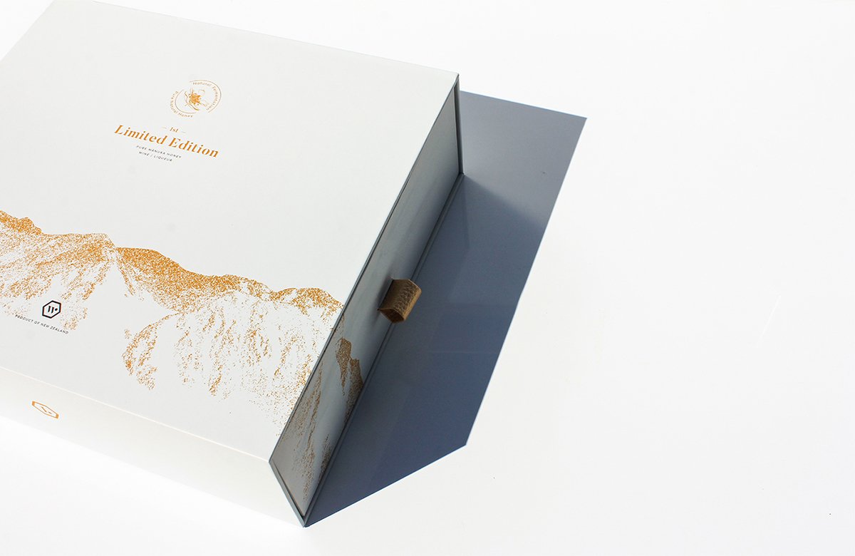 MānukaHoney蜂蜜風(fēng)味葡萄酒品牌包裝設(shè)計欣賞，葡萄酒品牌，酒品牌設(shè)計，酒品牌策劃，酒品牌全案策劃，酒品牌形象塑造，深圳品牌設(shè)計，深圳品牌策劃，深圳品牌全案策劃，深圳品牌形象塑造，左右格局    