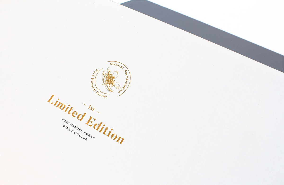 MānukaHoney蜂蜜風(fēng)味葡萄酒品牌包裝設(shè)計欣賞，葡萄酒品牌，酒品牌設(shè)計，酒品牌策劃，酒品牌全案策劃，酒品牌形象塑造，深圳品牌設(shè)計，深圳品牌策劃，深圳品牌全案策劃，深圳品牌形象塑造，左右格局    