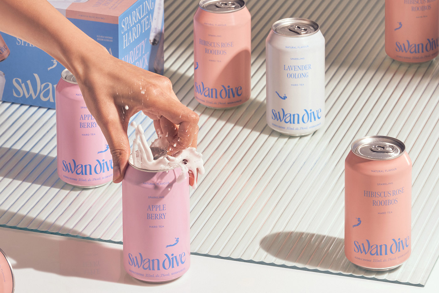 天鵝潛水閃閃發(fā)光的硬茶的產(chǎn)品包裝策略 天鵝潛水閃閃發(fā)光的硬茶的產(chǎn)品包裝策略