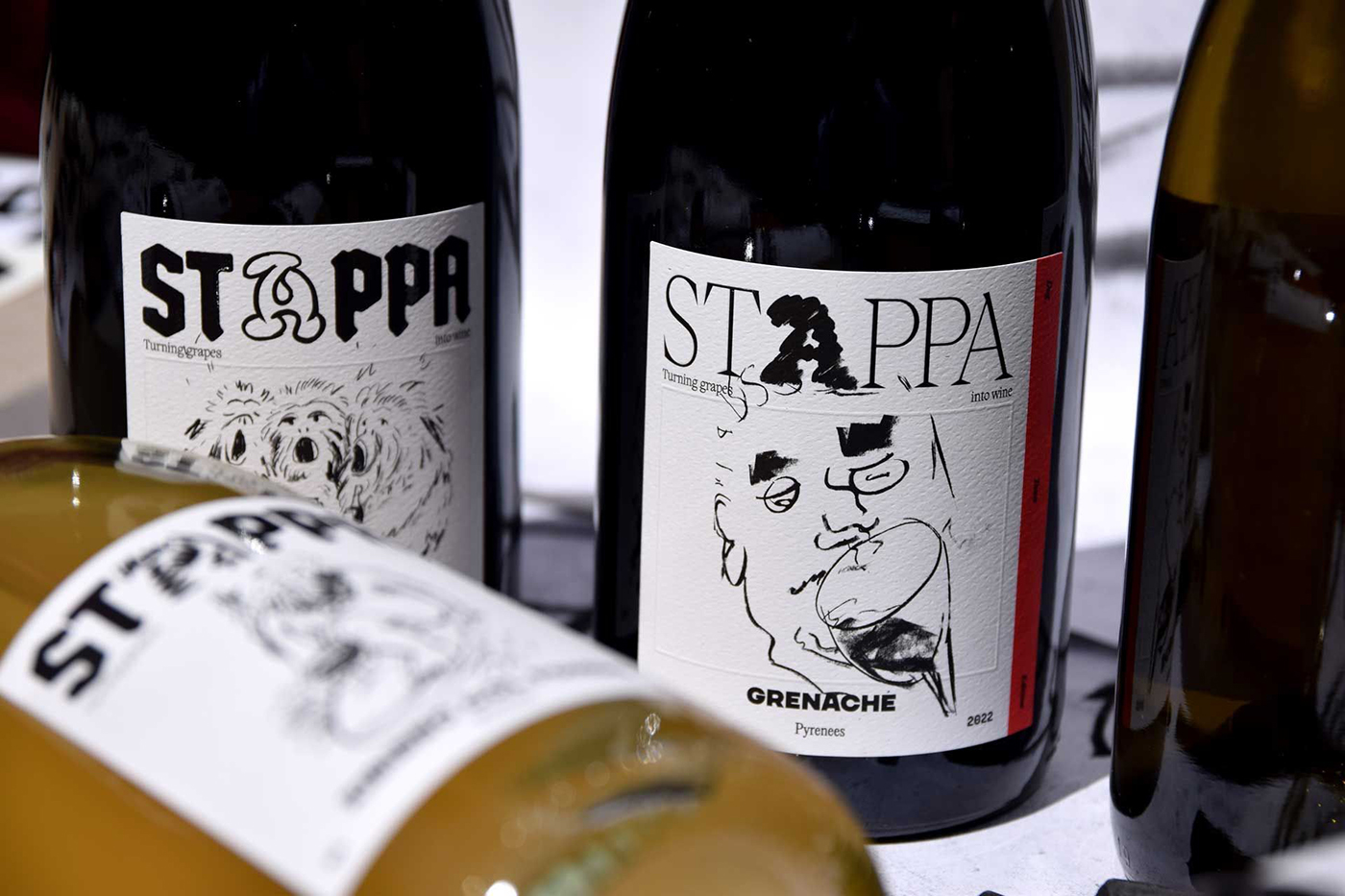 斯塔帕*充滿活力的木炭插圖為該品牌的設計增添了喜怒無常的氣息 斯塔帕*充滿活力的木炭插圖為該品牌的設計增添了喜怒無常的氣息