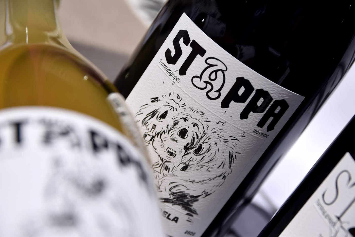 斯塔帕*充滿活力的木炭插圖為該品牌的設計增添了喜怒無常的氣息 斯塔帕*充滿活力的木炭插圖為該品牌的設計增添了喜怒無常的氣息